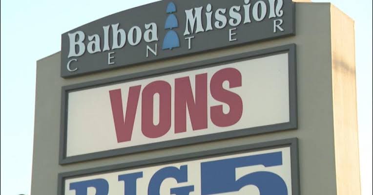 Granada Hills Vons stays open after customer dies in bakery aisle, employees say