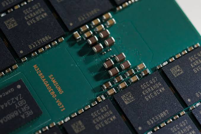 Samsung, SK Reportedly to Invest $1.3 Trillion Over 10 Years