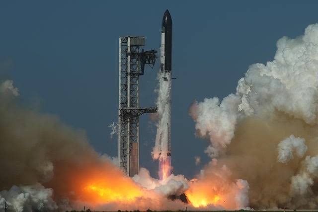 SpaceX's giant Super Heavy-Starship rocket blasts off on key test flight