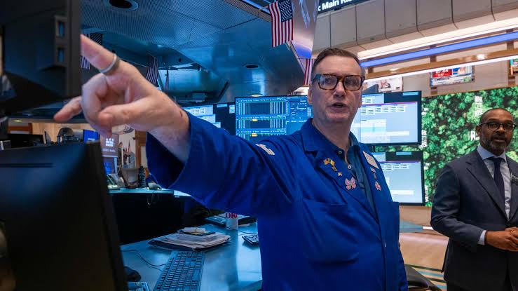 Dow surges 900 points after Trump says U.S. will soon sign deal with Iran, oil falls