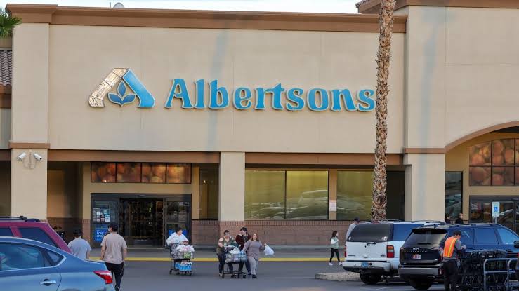 Albertsons warns of softer grocery demand as consumers pull back