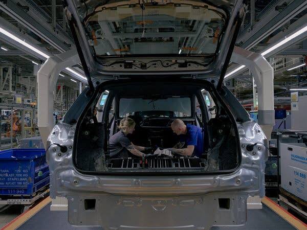 Volkswagen Is Cutting Production as Sales in China Plunge