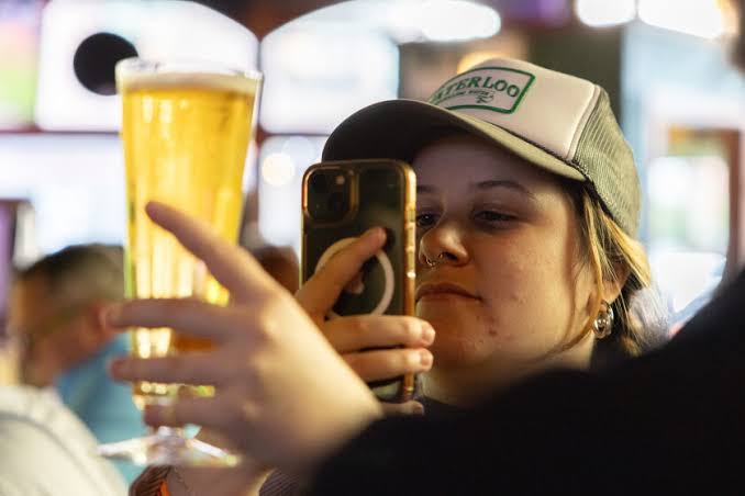 Tears in Chicago’s beer as bars serve final rounds of Schlitz to nostalgic drinkers