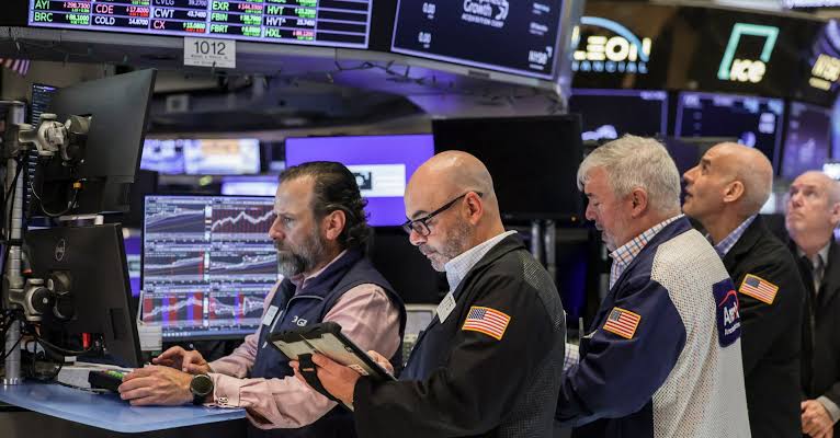 Wall Street hits new closing highs on tech strength, Middle East deal hopes