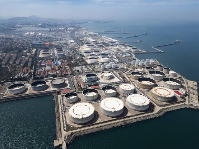 Oil Jumps, Stocks Drop on US Plan to Block Hormuz: Markets Wrap