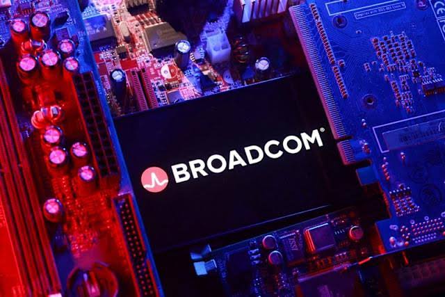 Broadcom forecasts quarterly revenue above estimates