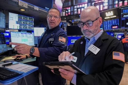Wall Street keeps rising, even as US households keep getting more discouraged
