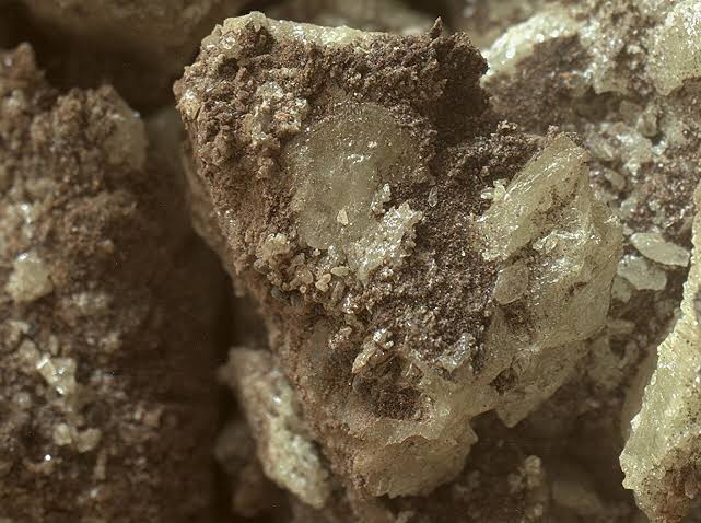 Image: Curiosity rover sees Martian sulfur up close