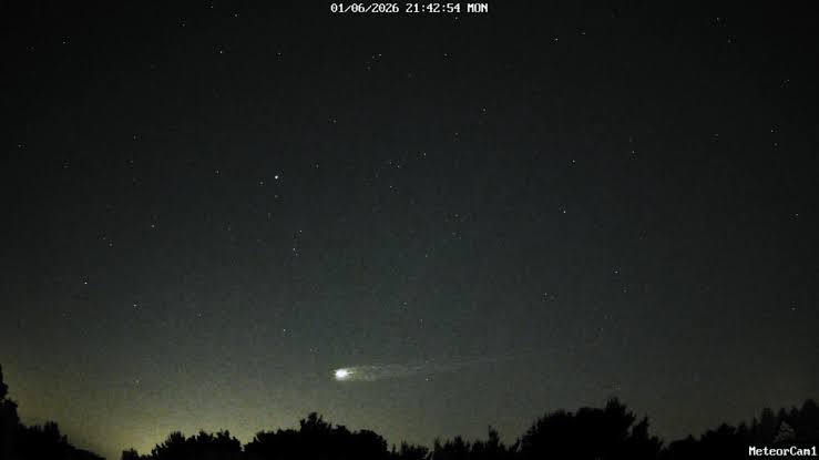 Hundreds report seeing fireball shoot across Chicago-area skies. See it here