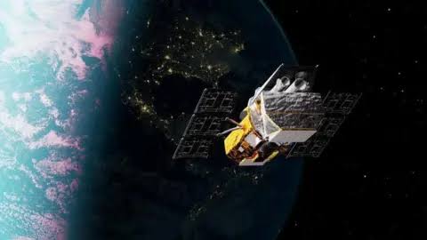 Nasa launches robot to save Swift telescope falling to Earth