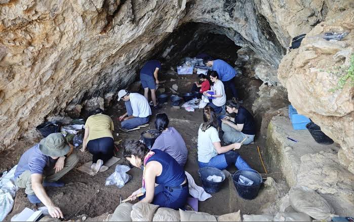 Cave finds reveal modern humans and Neanderthals may have shared long-term cultural continuity