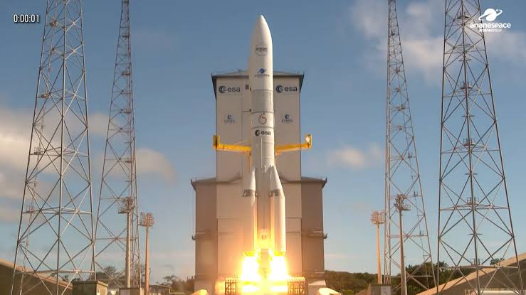 European rocket launches record-breaking mission with Amazon internet satellites (video)