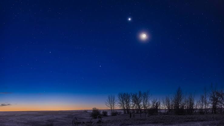 The crescent moon joins 3 planets in a beautiful sunset sky show tonight