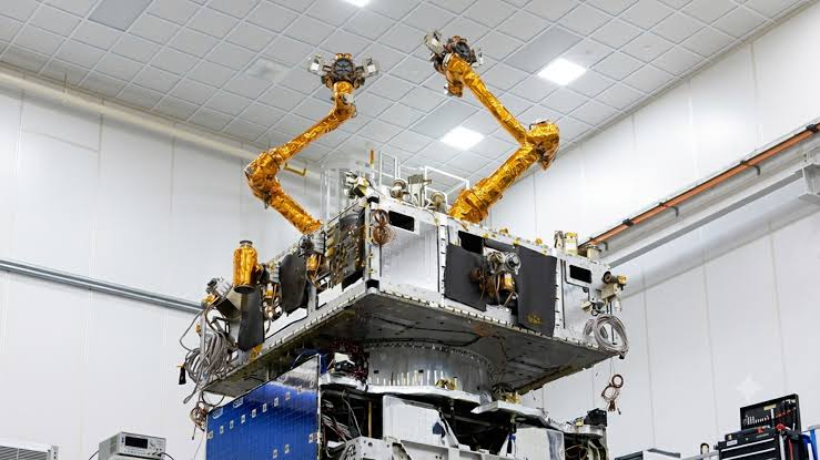 US launches robotic satellite mechanic with dual-use technology
