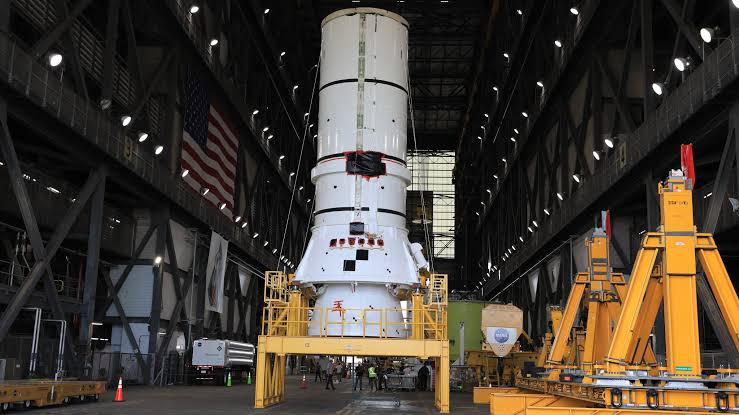 NASA begins stacking rocket ahead of 2027 Artemis III astronaut launch (photos)