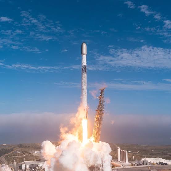 SpaceX launches 24 Starlink satellites to orbit in wake of Starship test flight (video)