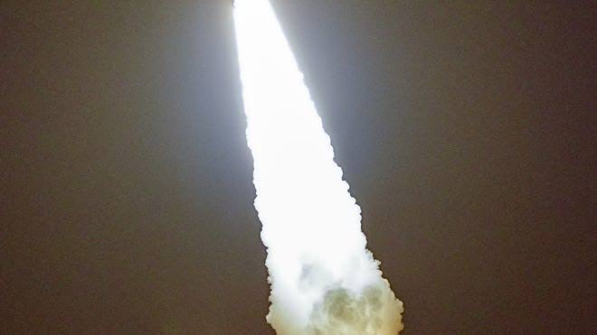 SpaceX Falcon Heavy scrubs, but Atlas V may be visible along East Coast