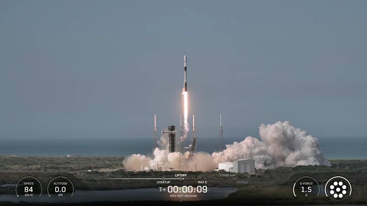 SpaceX launches satellite repair drone with 10-foot robotic arms to Earth orbit (video)