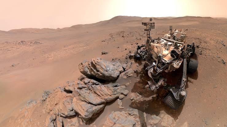 Mars rover snaps a selfie near skyscraper-sized boulders