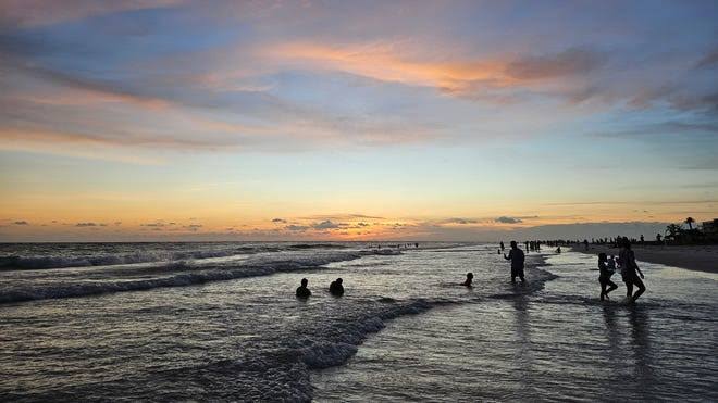 5 best places to watch Sarasota’s Strawberry Moon