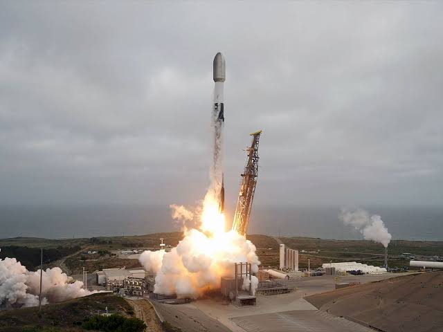 SpaceX sends 24 Starlink satellites into Earth orbit on Falcon 9 launch from California (video)