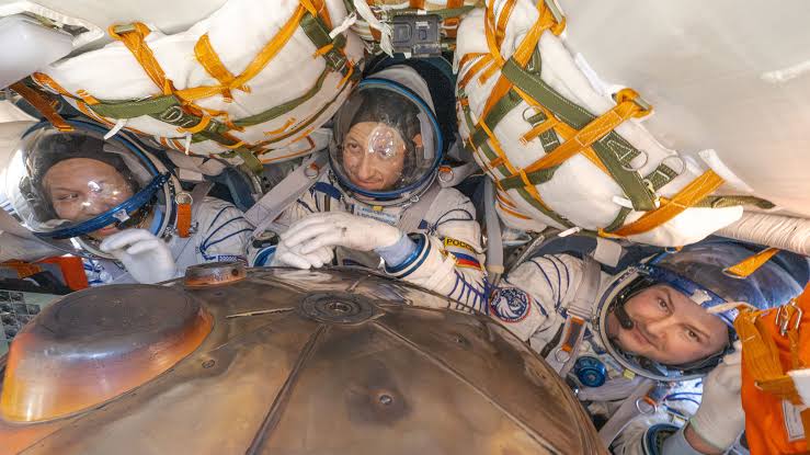 NASA astronaut, 2 cosmonauts return to Earth after 241 days on space station (video)