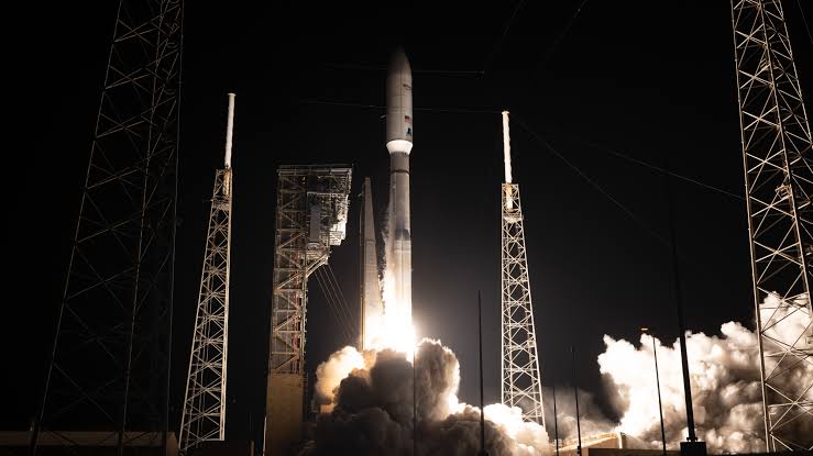 Atlas V rocket launches its heaviest-ever payload, sending 29 Amazon internet satellites to orbit