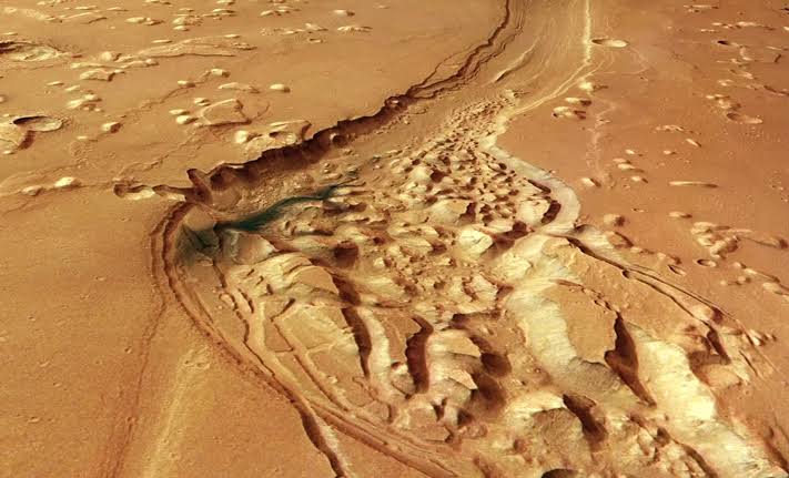 Mars Express Captures Strange Dark Remains of a 3.5-Billion-Year-Old Waterway on The Red Planet