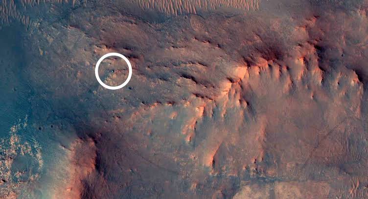 Look What NASA’s Mars Reconnaissance Orbiter Just Spotted Lurking in the Red Planet’s Arbot Hills