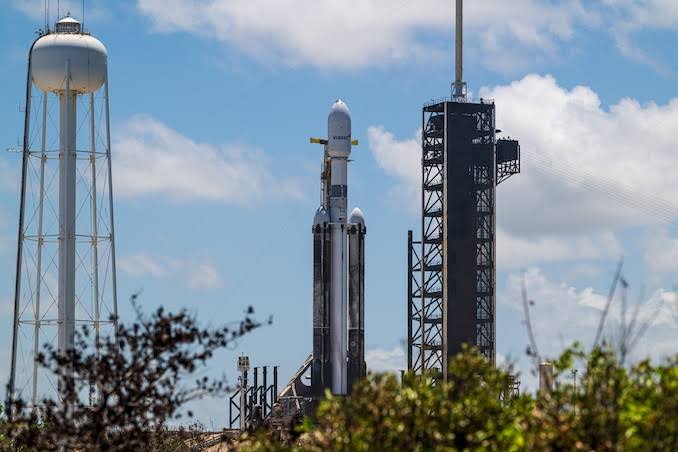 Launch preview: SpaceX seeks second attempt at Falcon Heavy launch following weather scrub on Monday