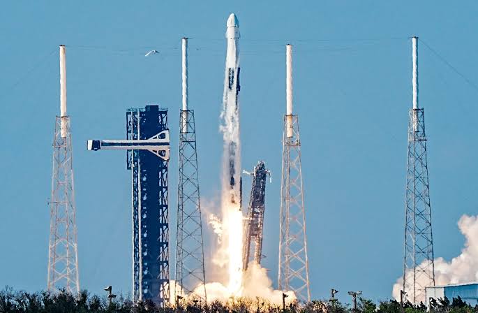 See photos of SpaceX Falcon 9 rocket launching cargo to ISS from Florida