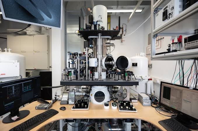 Electron matter waves gain ultrafast torque that flips handedness in femtoseconds