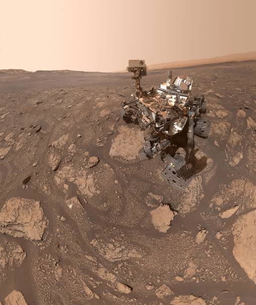 In a 3.5-billion-year-old clay-rich rock from Gale Crater, NASA’s Curiosity rover identified 21 carbon-based molecules — including a nitrogen-bearing ring structure linked to the chemistry that can precede RNA and DNA — showing that ancient Martian sedime