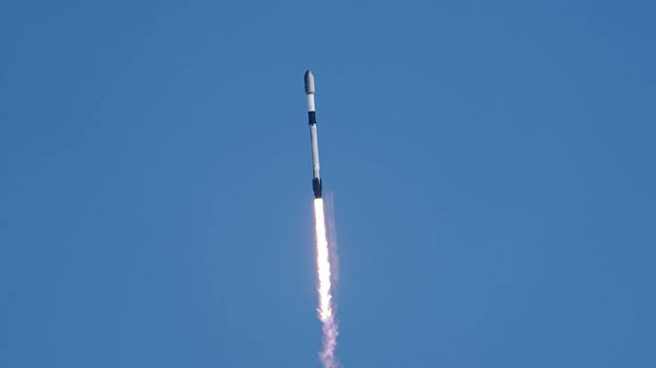 SpaceX launches 24 Starlink satellites to orbit from California (video)