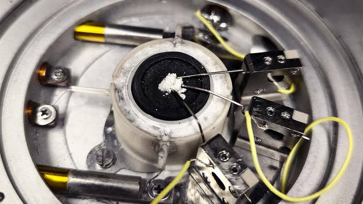 932°F molten salt process turns thin air into solid graphite for EV battery components