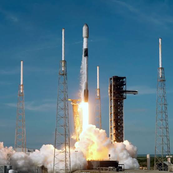 SpaceX launches 29 Starlink satellites from Florida just hours after Blue Origin rocket explosion (video)