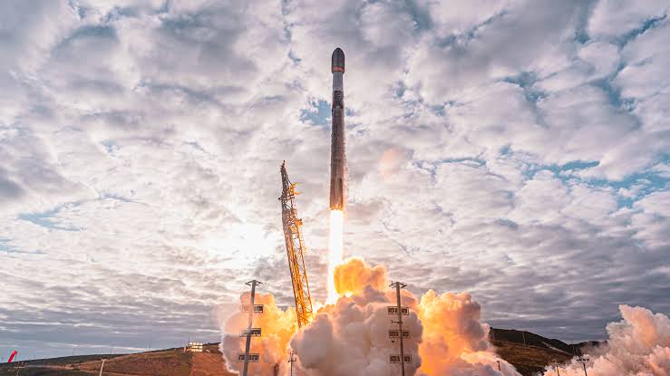 SpaceX launches its 50th mission of the year, sends 25 Starlink satellites to orbit (video)