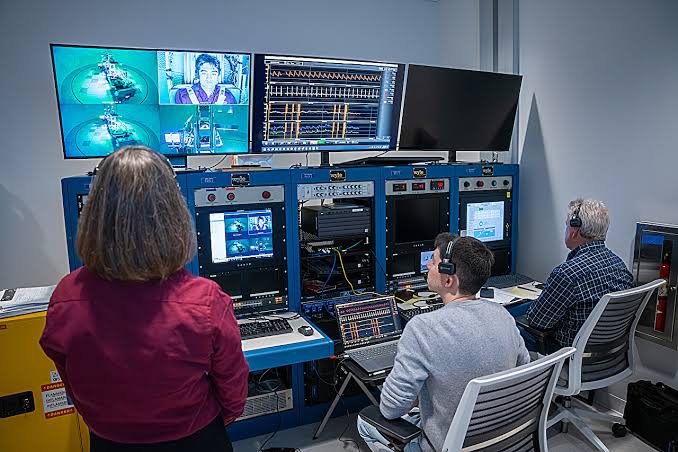 Reduced gravity pushes people toward simpler movement patterns, experiments suggest