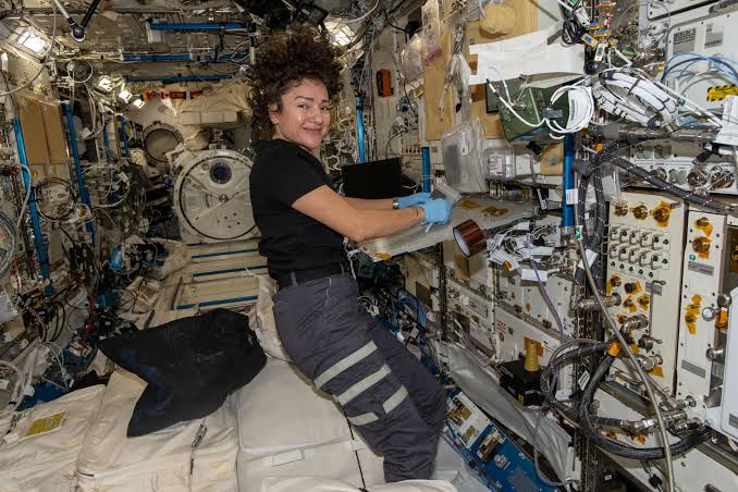 Brain and Eye Studies, Advanced Life Support Tech Top Station Crew’s Day