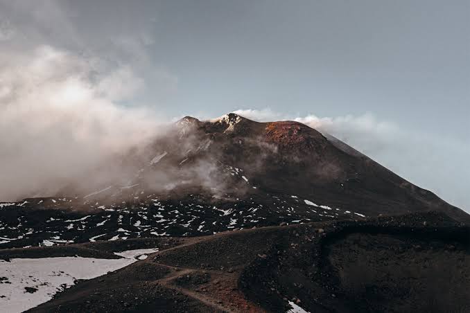 Mount Etna eruptions reveal carbon dioxide and water can trigger separate explosive paths