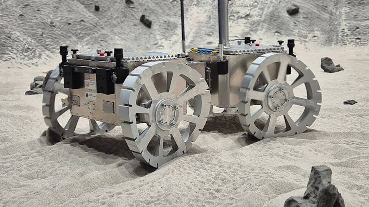 Watch this bio-inspired Mars rover concept 'swim' through sand on curved wheels (video)