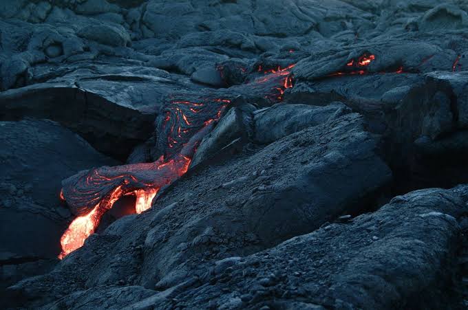 Gold isn’t rare on Earth — it’s buried 3,000 kilometres too deep to reach. In 2025, scientists found that more than 99.999% of the planet’s precious metals are locked in the core, while Hawaiian lava carries traces suggesting some of that core material is slowly l