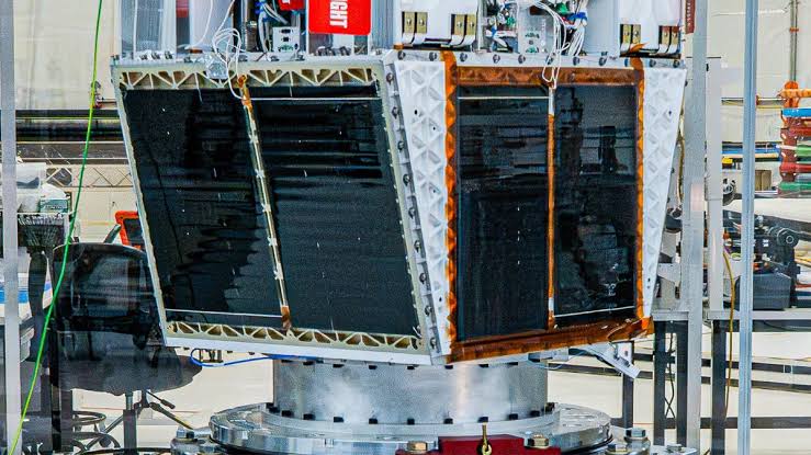 Mirrors in Space? The FCC Just Approved a Sun-Reflecting Satellite, and Astronomers Are Worried