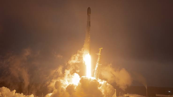 SpaceX launches 24 Starlink satellites to orbit from California (photos)