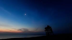 Venus, moon to share sky for 1 night. How to see it in California