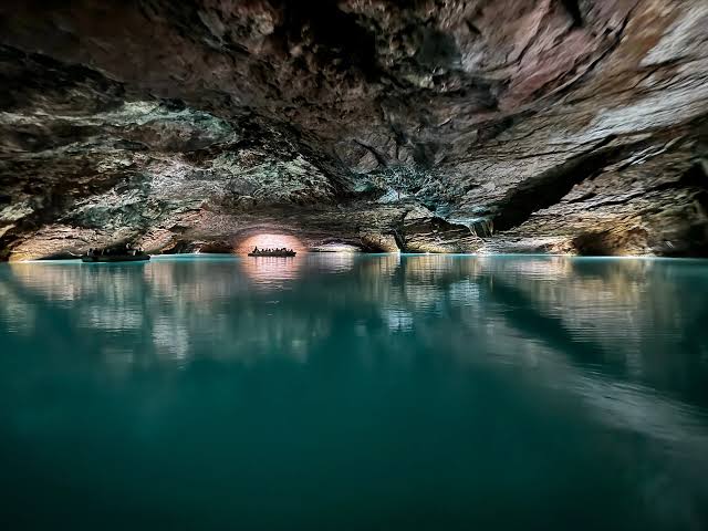 The 10 Largest Underground Lakes in the World