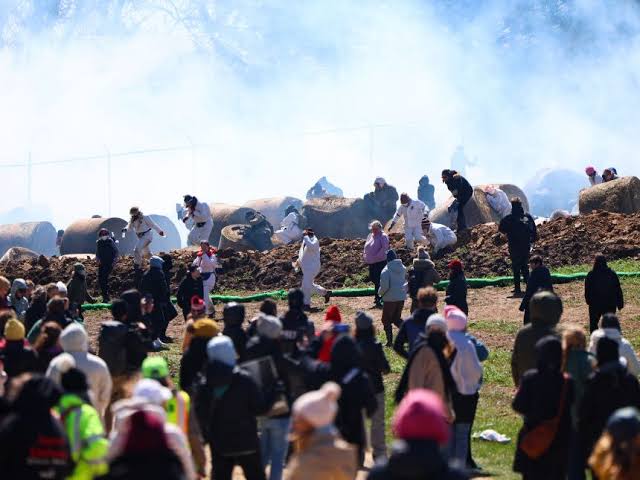 Hundreds trying to storm Wisconsin beagle research facility met with rubber bullets, pepper spray