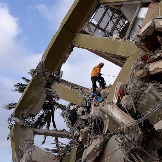 Survivors decry slow aid after deadly Venezuela quakes