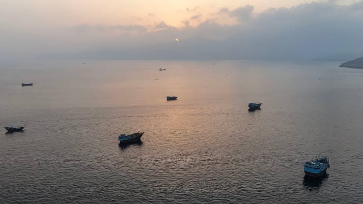 U.S. strikes Iranian targets in Strait of Hormuz for 2nd straight day