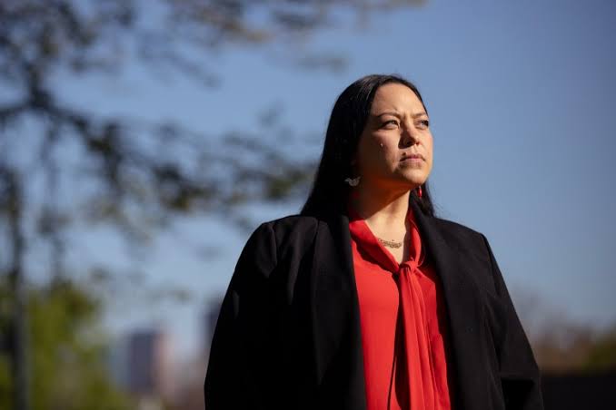 Why Melat Kiros was able to tap into the anti-establishment wave and Julie Gonzales was not